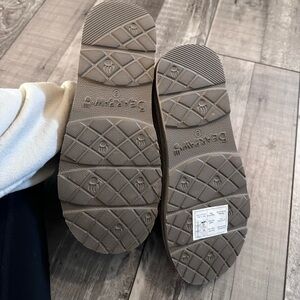 Bearpaw Tabitha slipper in size 8- color is mushroom I believe.